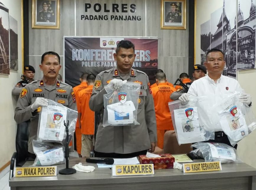Polres Padang Panjang perlihatkan barang bukti para pelaku pengedar narkotika di Kota Padang Panjang dan sekitarnya.